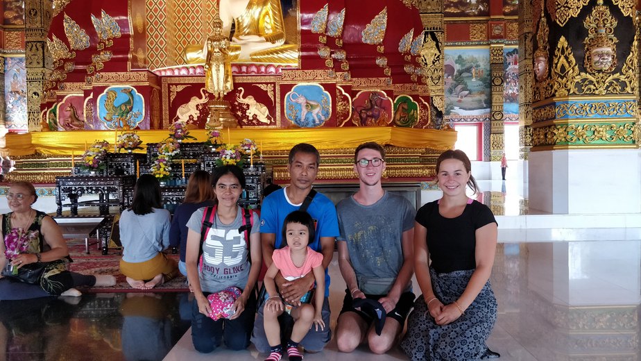 Gruppenbild mit thailändischer netten Familie